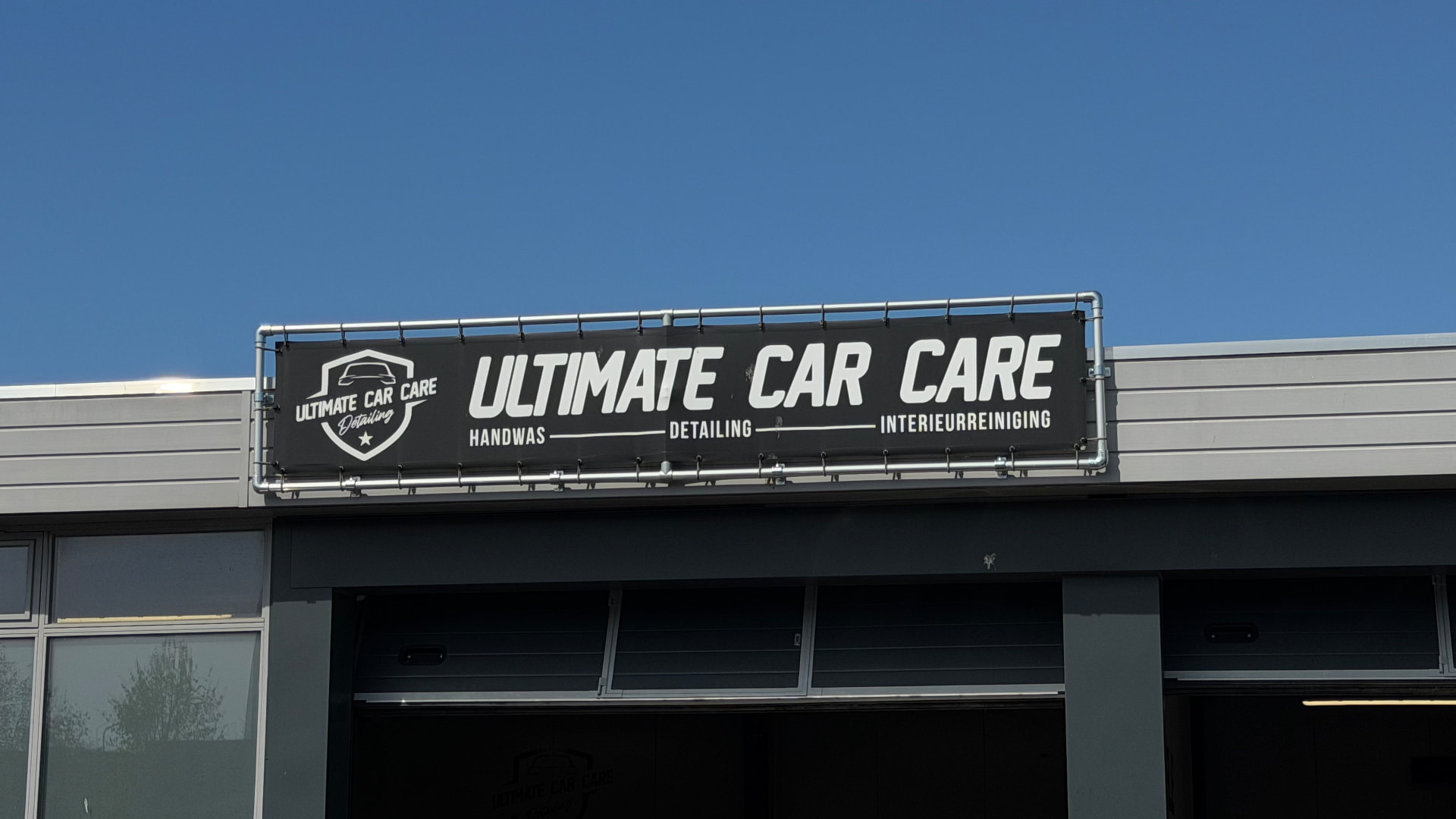 Pand van Ultimate Car Care in Zaandam met bedrijfsbanner